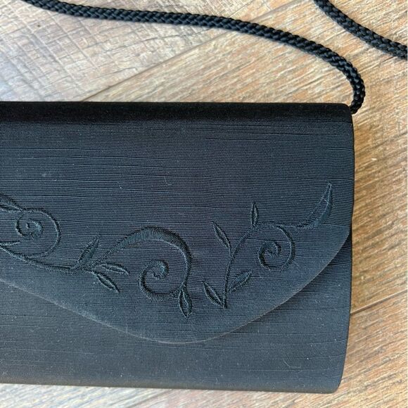 😊3/$30 Elegant Black Textured Fabric Clutch - Picture 2 of 8